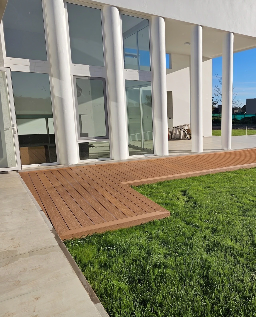 Deck WPC Coextruido Bicolor instalado en solárium y galería exterior