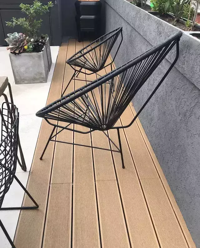 Deck WPC Tradicional instalado en terraza exterior contemporánea