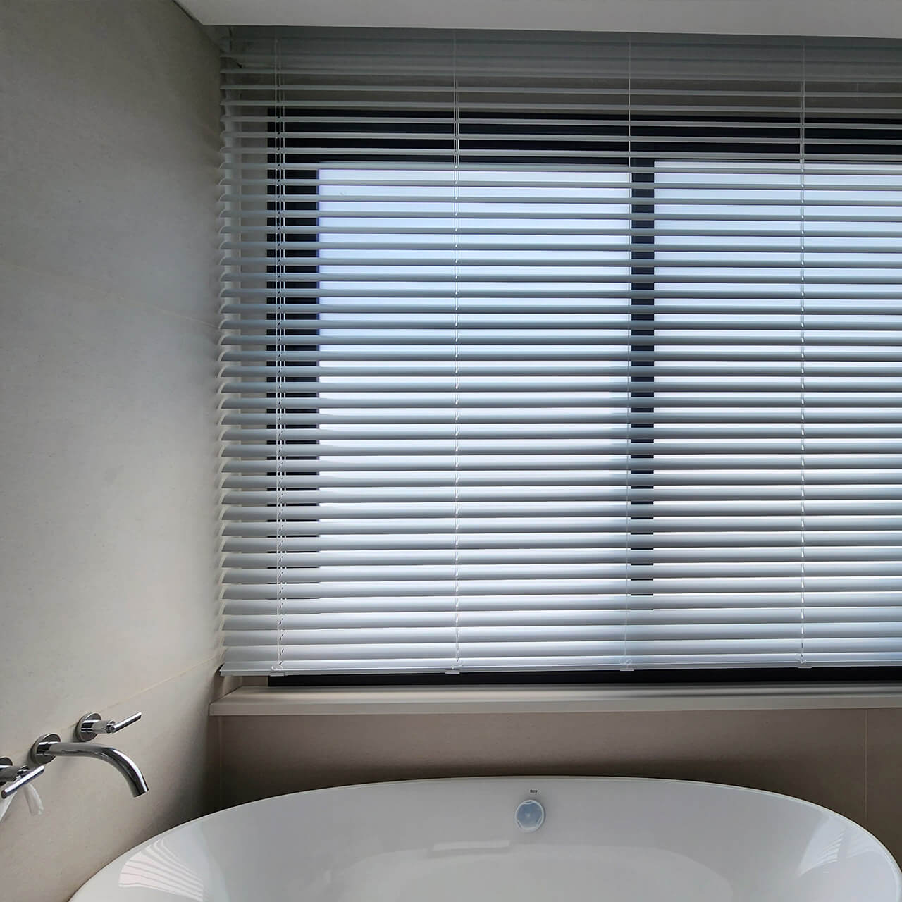 Persianas Americanas horizontales de aluminio y madera a medida